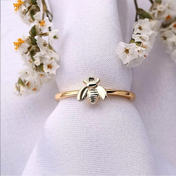 New Gold Tone Chic Bee Simple Band Ring - Picture 2 of 2
